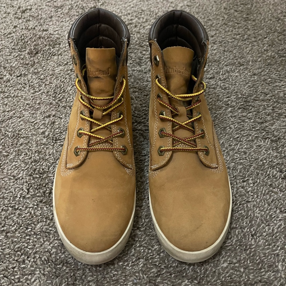 Women’s 7.5 Timberland outdoor boots